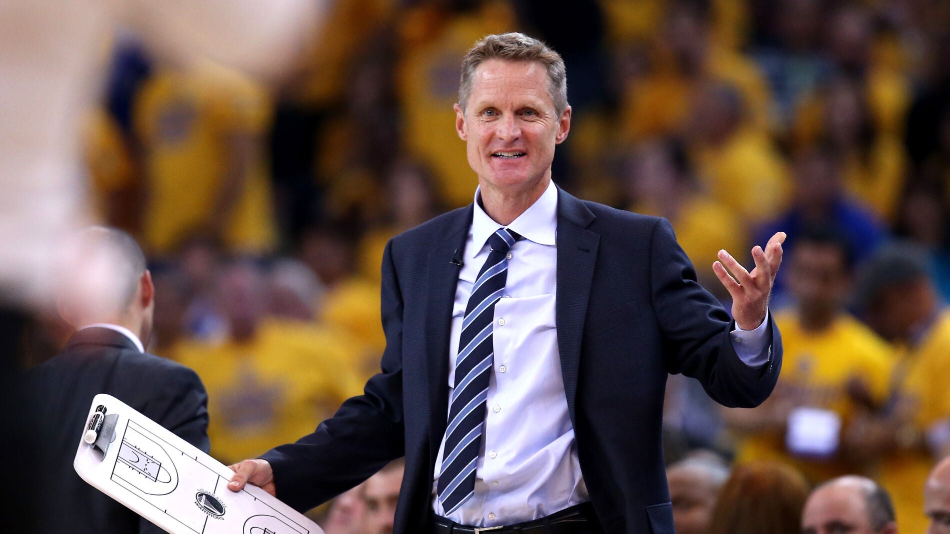 Steve Kerr dirigiendo a los Golden State Warriors