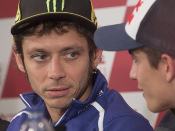 Valentino Rossi (izq) mira a Marc Márquez (d) durante una rueda de prensa