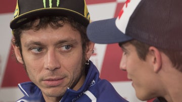 Valentino Rossi (izq) mira a Marc Márquez (d) durante una rueda de prensa