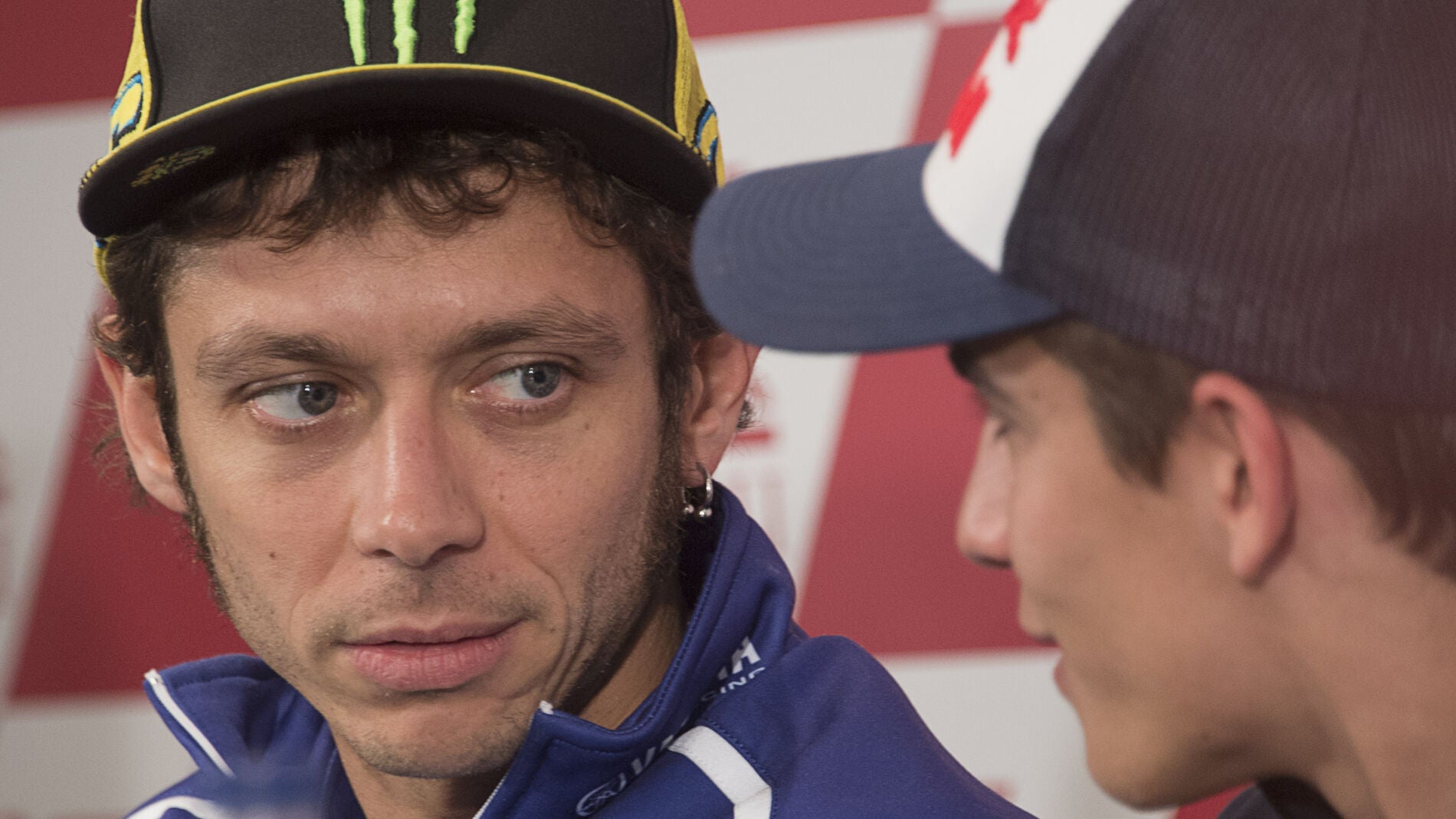 Valentino Rossi (izq) mira a Marc M&aacute;rquez (d) durante una rueda de prensa