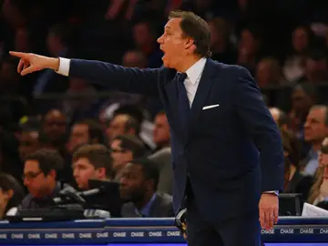 Flip Saunders, dirigiendo a los Minnesota Timberwolves en un encuentro de la NBA Flip Saunders, dirigiendo a los Minnesota Timberwolves en un encuentro de la NBA