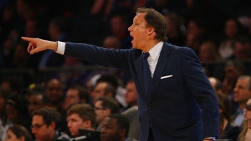 Flip Saunders, dirigiendo a los Minnesota Timberwolves en un encuentro de la NBA