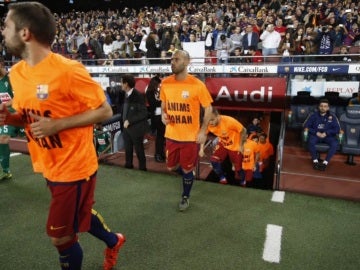 Los jugadores del F.C Barcelona con las camisetas de 'Ánims Johan'
