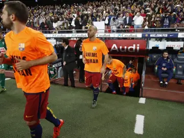 Los jugadores del F.C Barcelona con las camisetas de 'Ánims Johan' Los jugadores del F.C Barcelona con las camisetas de 'Ánims Johan'