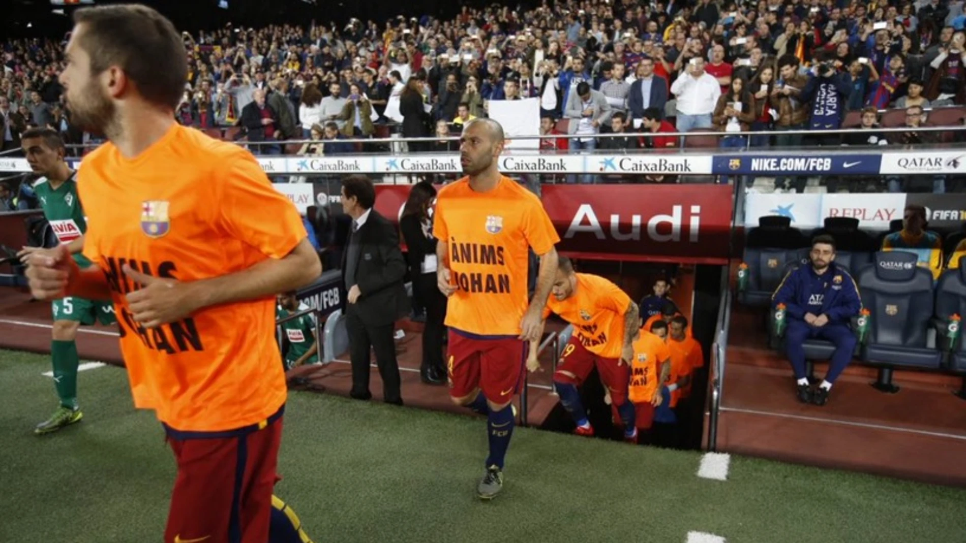 Los jugadores del F.C Barcelona con las camisetas de 'Ánims Johan' Los jugadores del F.C Barcelona con las camisetas de 'Ánims Johan'