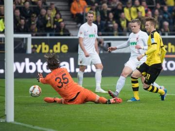 Marco Reus anota un gol ante el Augsburgo