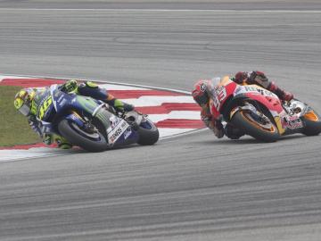 Márquez intenta adelantar a Rossi antes de que este le tire al suelo
