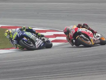 Márquez intenta adelantar a Rossi antes de que este le tire al suelo Márquez intenta adelantar a Rossi antes de que este le tire al suelo