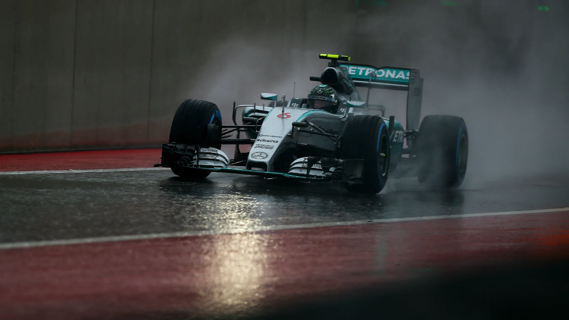 Rosberg, bajo la intensa lluvia texana