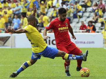  El defensa del Villarreal, Jaume Costa (d), se lleva la pelota ante el centrocampista marroquí de la UD Las Palmas, Nabil El Zhar (izq)