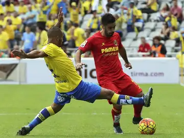 El defensa del Villarreal, Jaume Costa (d), se lleva la pelota ante el centrocampista marroquí de la UD Las Palmas, Nabil El Zhar (izq) El defensa del Villarreal, Jaume Costa (d), se lleva la pelota ante el centrocampista marroquí de la UD Las Palmas, Nabil El Zhar (izq)