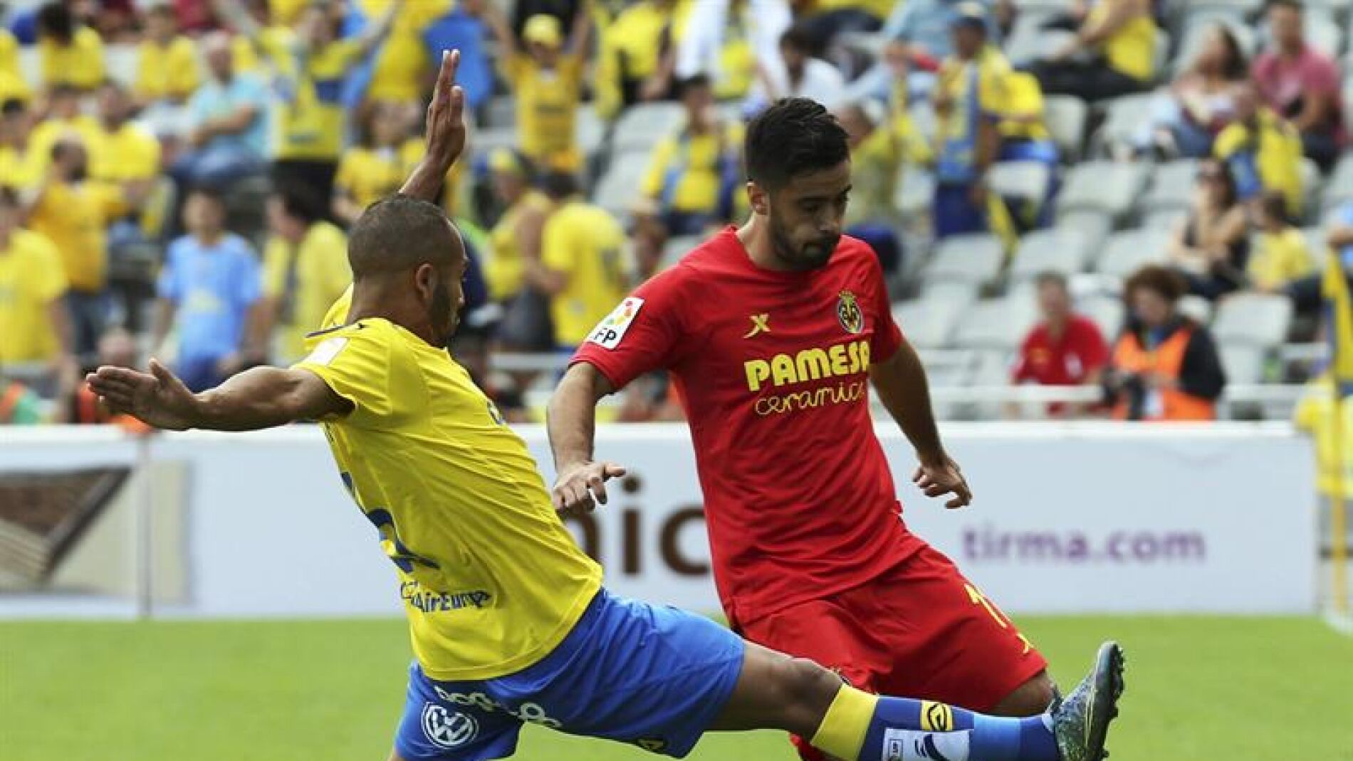  El defensa del Villarreal, Jaume Costa (d), se lleva la pelota ante el centrocampista marroqu&iacute; de la UD Las Palmas, Nabil El Zhar (izq)