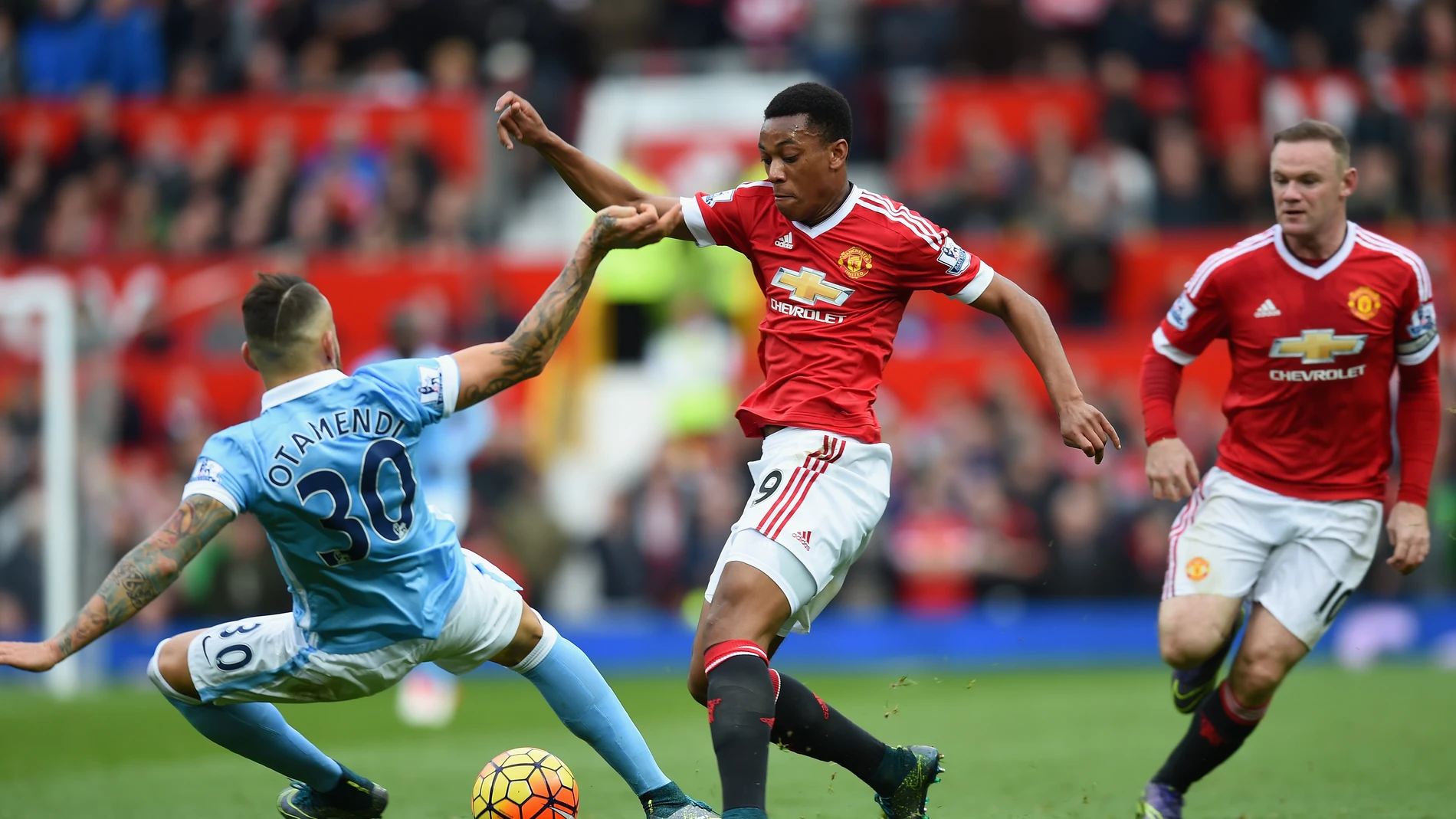 Anthony Martial intenta regatear a Otamendi en el derbi de Manchester Anthony Martial intenta regatear a Otamendi en el derbi de Manchester