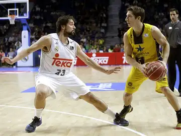 El base del Real Madrid Sergio Llull (i) defiende al escolta argentino del Iberostar Tenerife Nico Richotti (d) El base del Real Madrid Sergio Llull (i) defiende al escolta argentino del Iberostar Tenerife Nico Richotti (d)