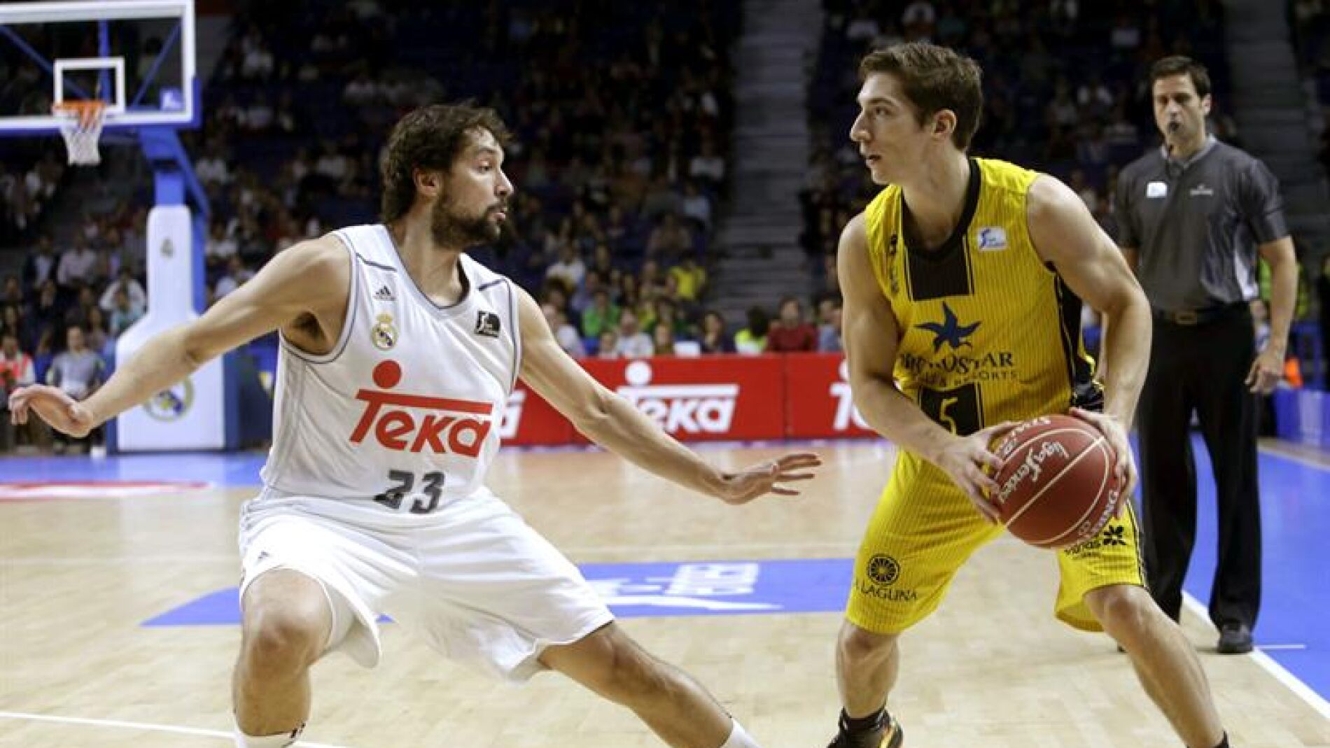 El base del Real Madrid Sergio Llull (i) defiende al escolta argentino del Iberostar Tenerife Nico Richotti (d)