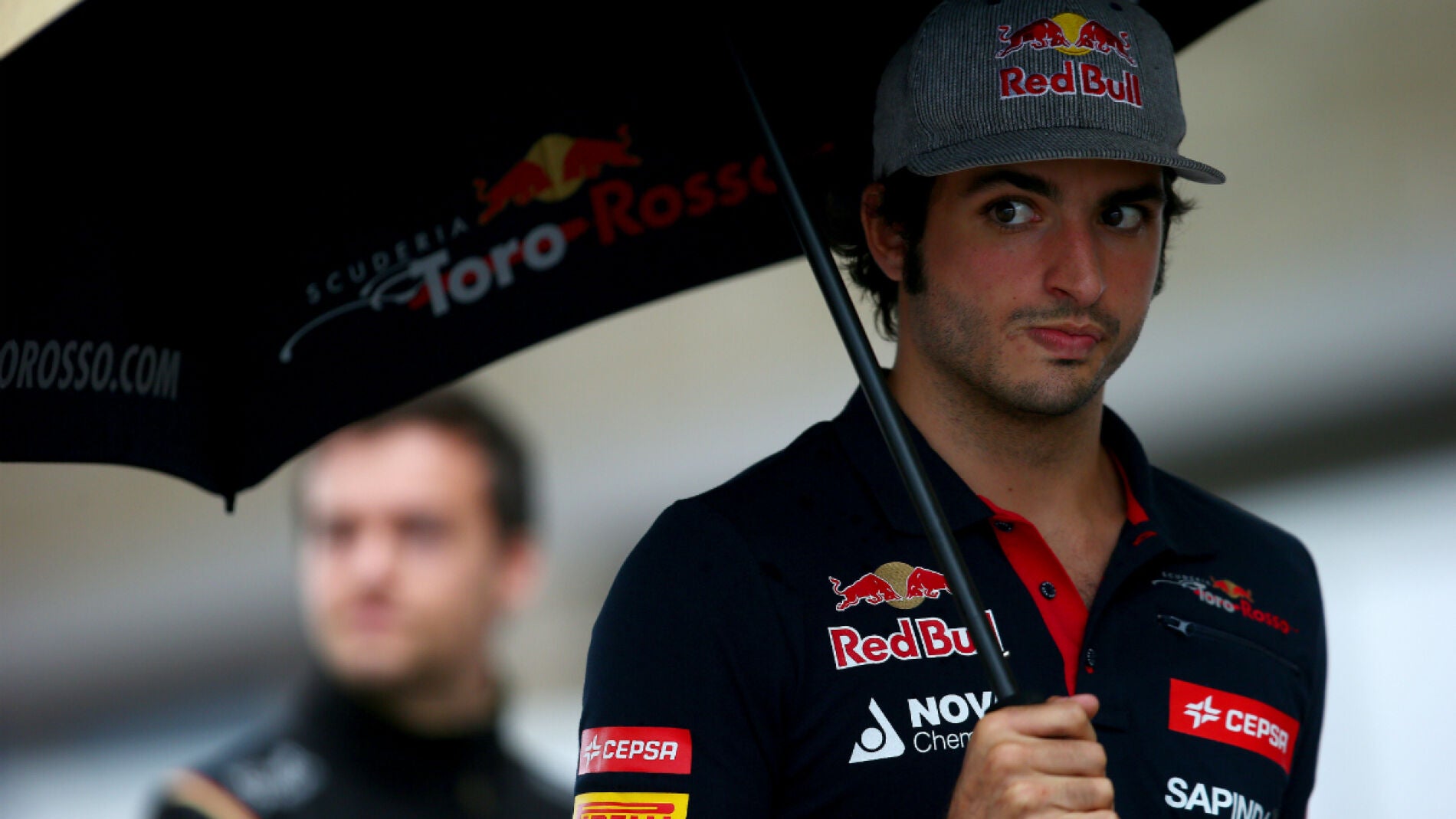 Sainz, bajo el paraguas