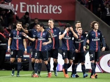 Los jugadores del PSG celebran un tanto frente al Saint Etienne