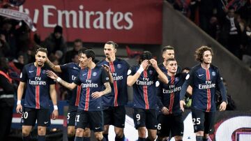 Los jugadores del PSG celebran un tanto frente al Saint Etienne