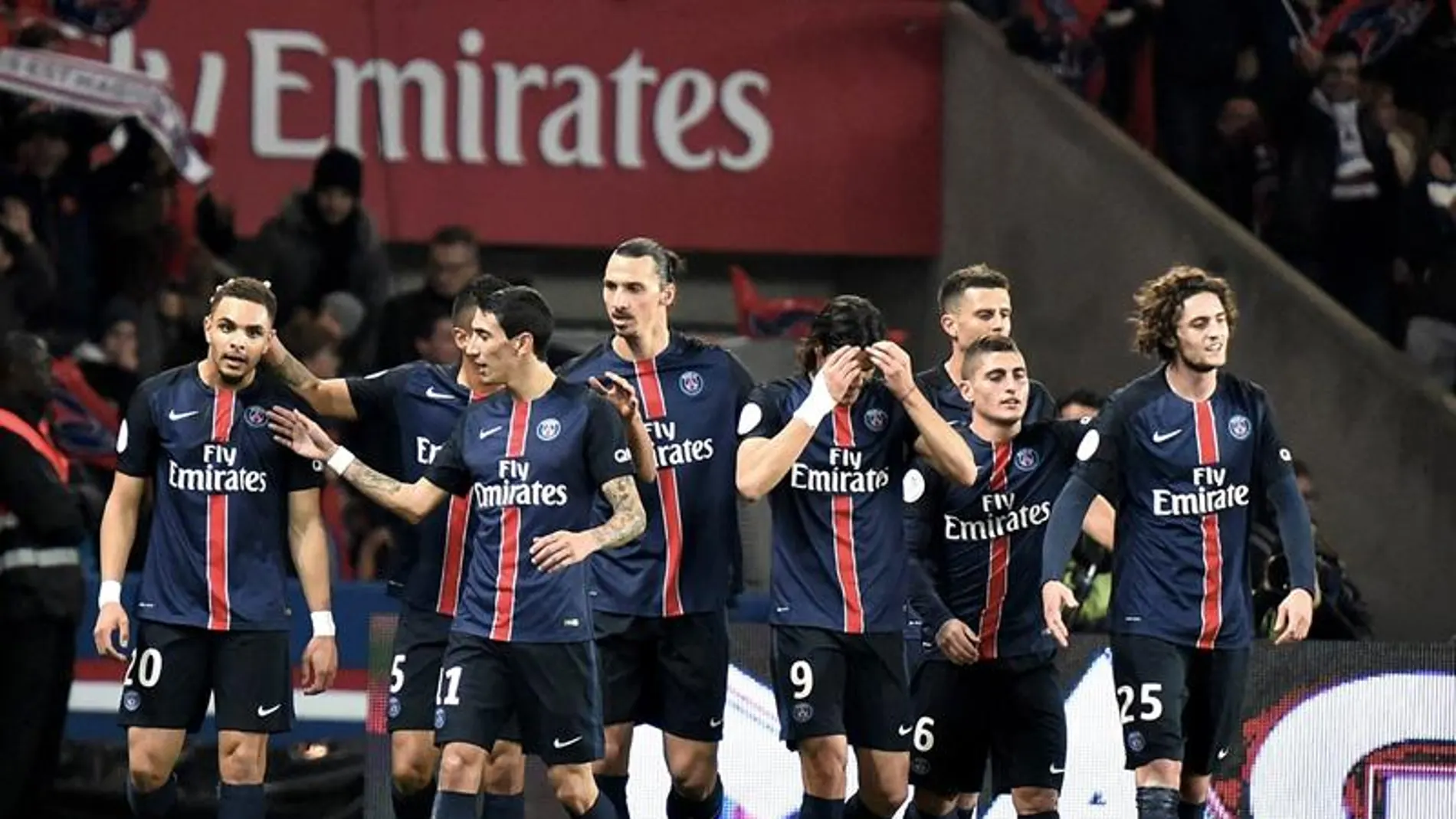 Los jugadores del PSG celebran un tanto frente al Saint Etienne Los jugadores del PSG celebran un tanto frente al Saint Etienne
