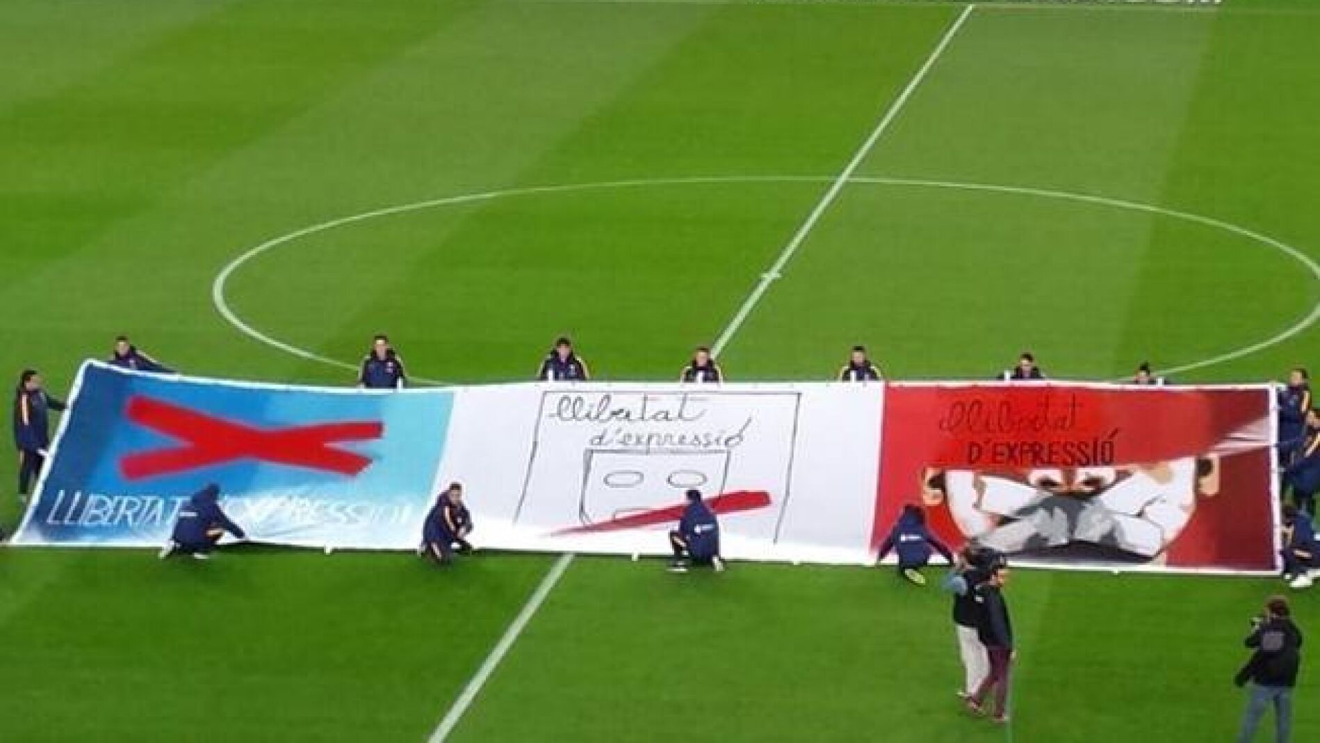 Las pancartas que ha exhibido el Barcelona en el Camp Nou antes del partido