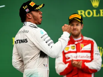 Lewis celebra su Mundial delante de Vettel Lewis celebra su Mundial delante de Vettel