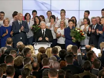 El líder de Ley y Justicia, Jaroslaw Kaczynski durante su discurso tras conocer los datos El líder de Ley y Justicia, Jaroslaw Kaczynski durante su discurso tras conocer los datos