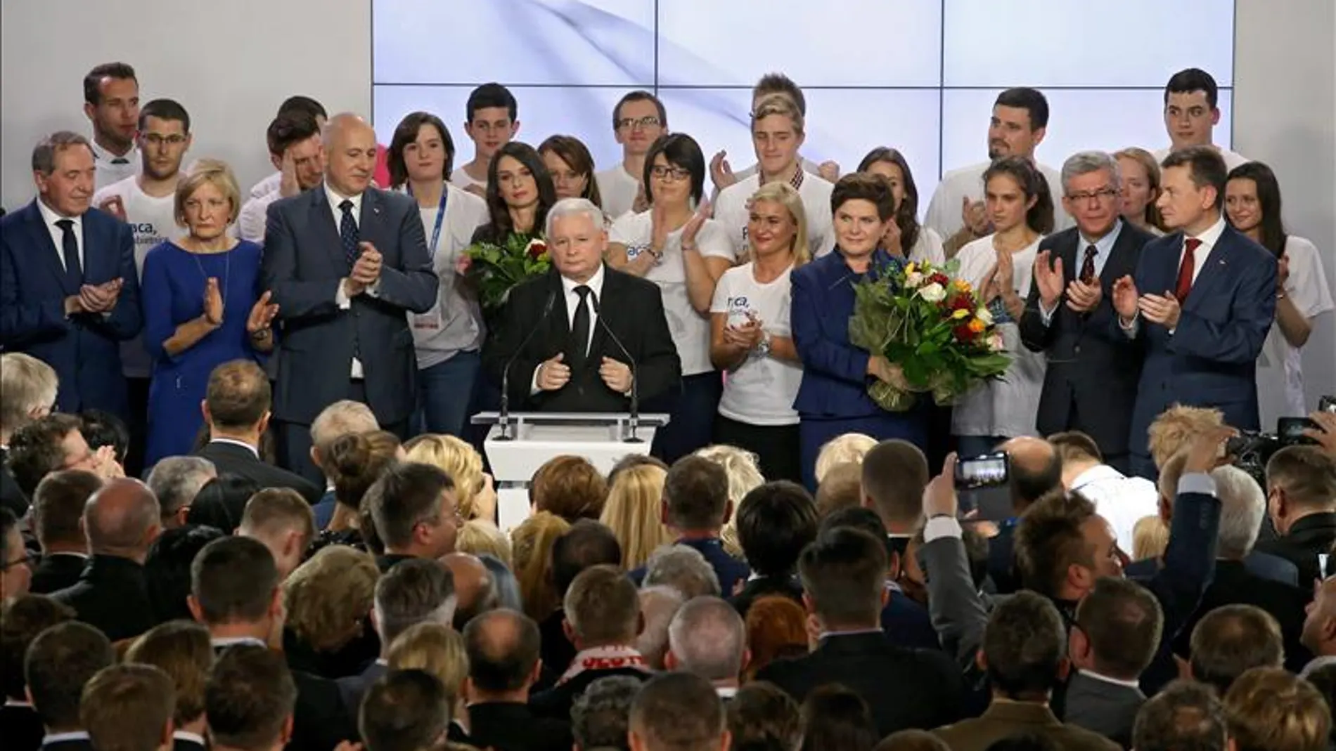 El líder de Ley y Justicia, Jaroslaw Kaczynski durante su discurso tras conocer los datos El líder de Ley y Justicia, Jaroslaw Kaczynski durante su discurso tras conocer los datos