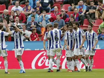 Los jugadores de la Real Sociedad celebran un gol en el Ciutat de Valencia Los jugadores de la Real Sociedad celebran un gol en el Ciutat de Valencia