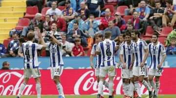 Los jugadores de la Real Sociedad celebran un gol en el Ciutat de Valencia 