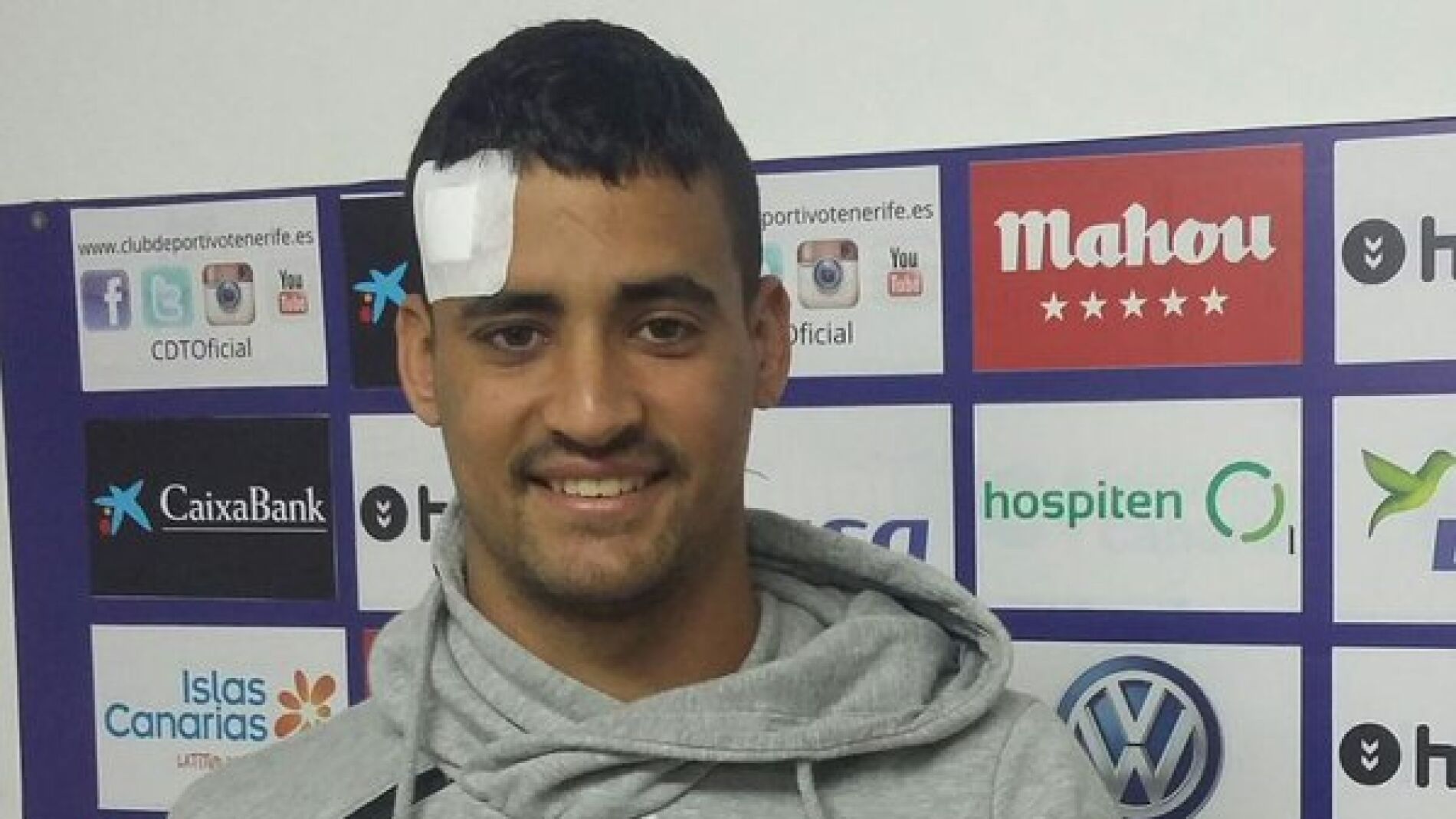 Nano, con el pulgar levantado