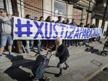 Un grupo de aficionados del Deportivo de La Coruña durante una concentración a las puertas de los juzgados