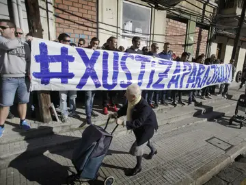 Un grupo de aficionados del Deportivo de La Coruña durante una concentración a las puertas de los juzgados Un grupo de aficionados del Deportivo de La Coruña durante una concentración a las puertas de los juzgados