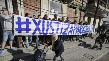 Un grupo de aficionados del Deportivo de La Coruña durante una concentración a las puertas de los juzgados