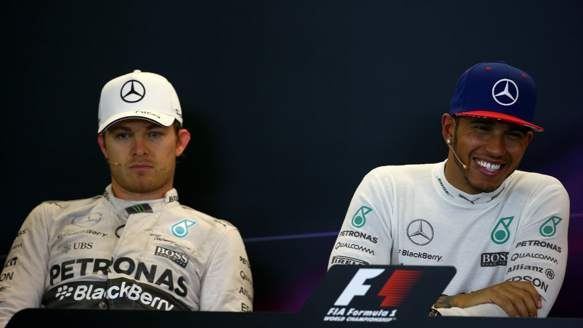 Lewis sonríe ante un serio Rosberg