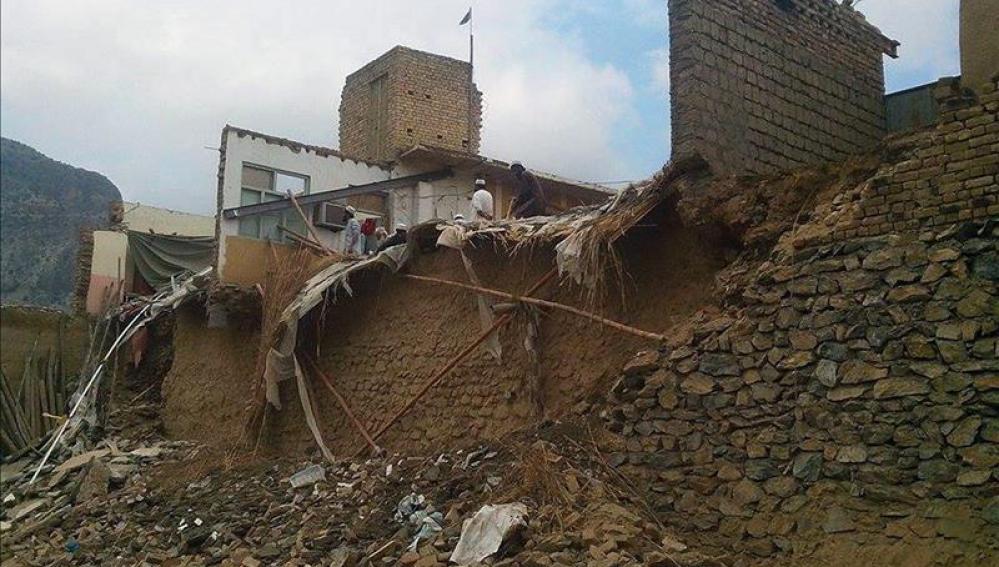 Paquistaníes contemplan los daños ocasionados en sus casas en la región de Khyber