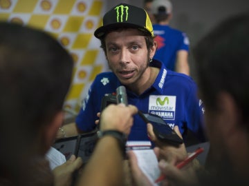 Valentino Rossi atiende a los medios de comunicación