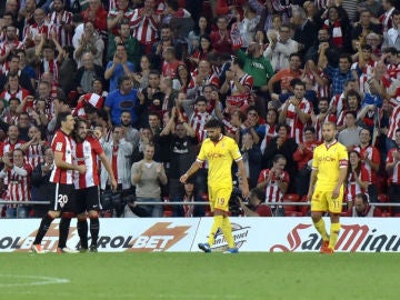 Aduriz celebra uno de sus goles ante el Sporting
