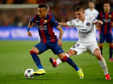 Neymar conduce el balón ante la presión de Verratti Neymar conduce el balón ante la presión de Verratti