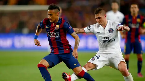 Neymar conduce el balón ante la presión de Verratti Neymar conduce el balón ante la presión de Verratti