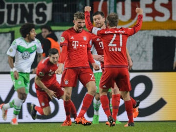 Müller celebra uno de sus dos goles Müller celebra uno de sus dos goles