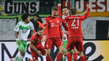 Müller celebra uno de sus dos goles