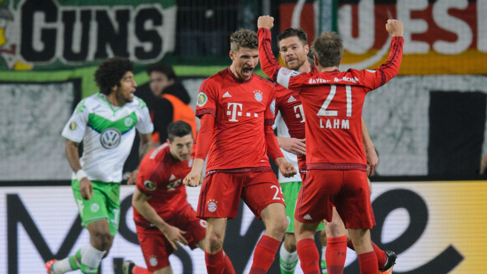 M&uuml;ller celebra uno de sus dos goles