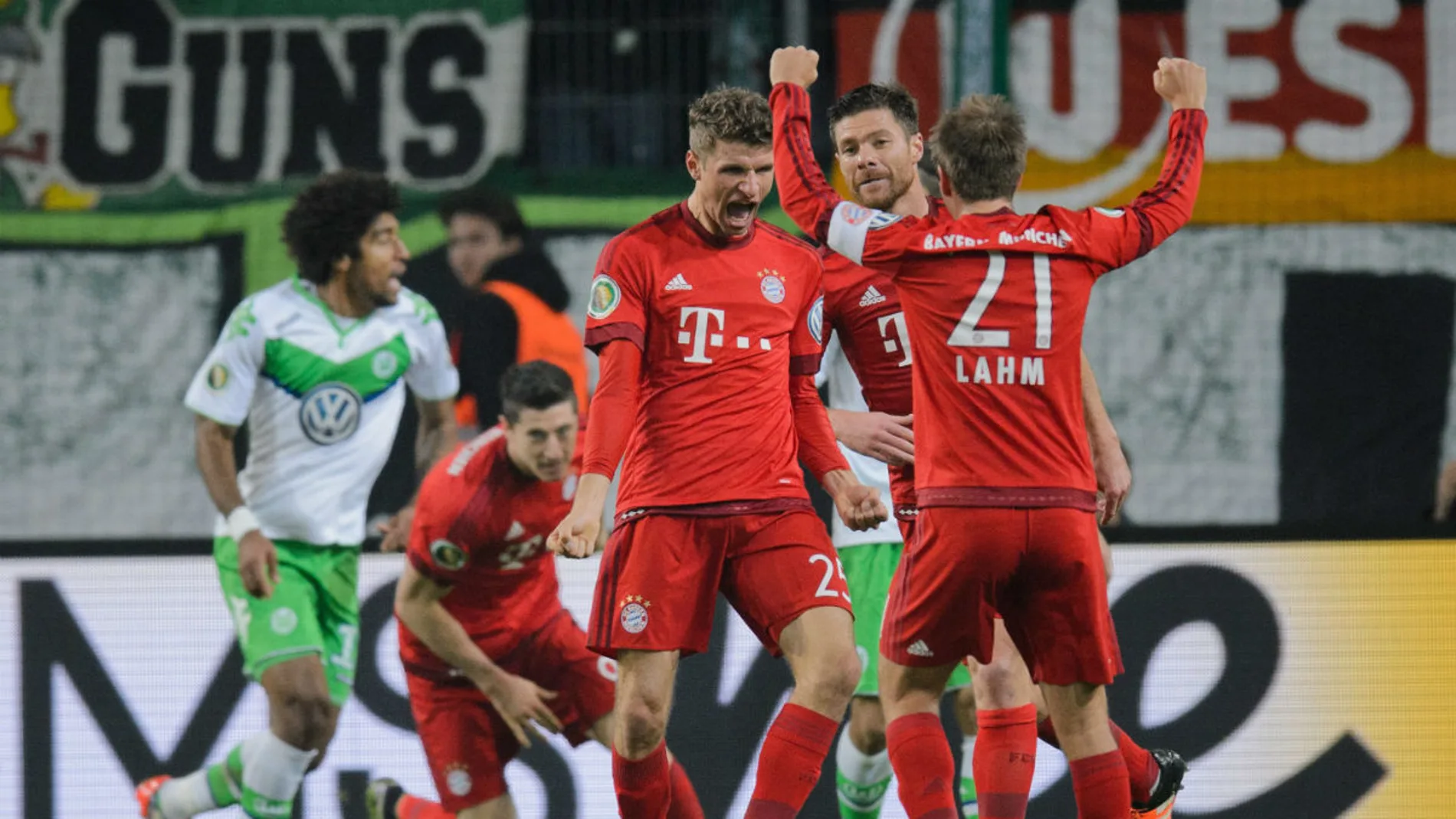 Müller celebra uno de sus dos goles Müller celebra uno de sus dos goles