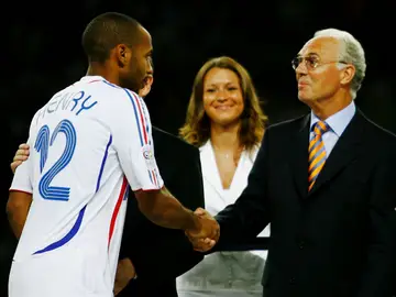 Franz Beckenbauer saluda a Henry durante la final del Mundial de 2006 Franz Beckenbauer saluda a Henry durante la final del Mundial de 2006