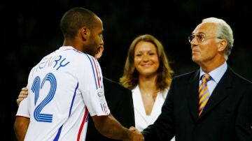 Franz Beckenbauer saluda a Henry durante la final del Mundial de 2006