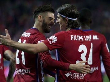 Carrasco y Filipe Luis celebran un gol ante el Valencia