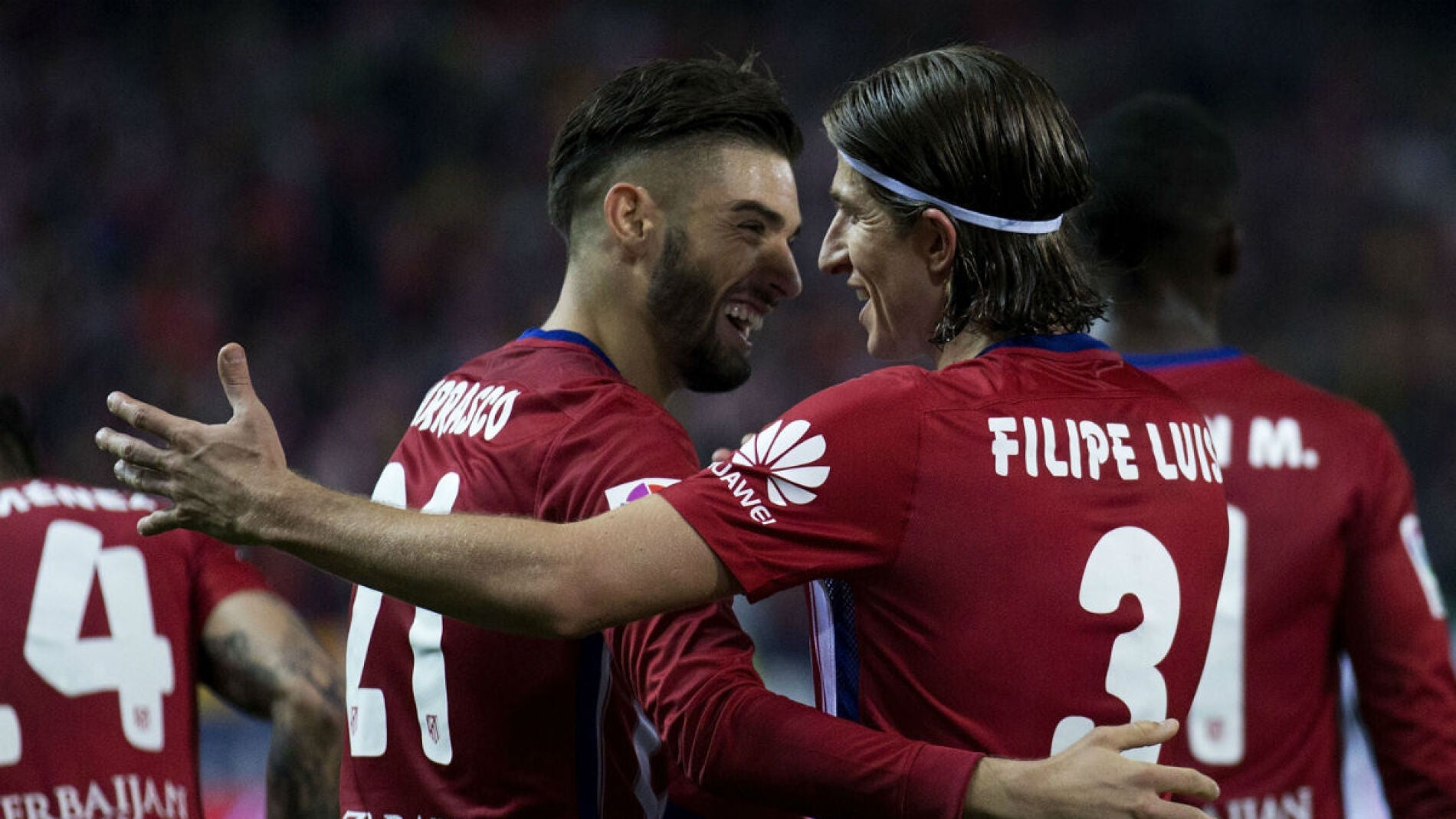 Carrasco y Filipe Luis celebran un gol ante el Valencia