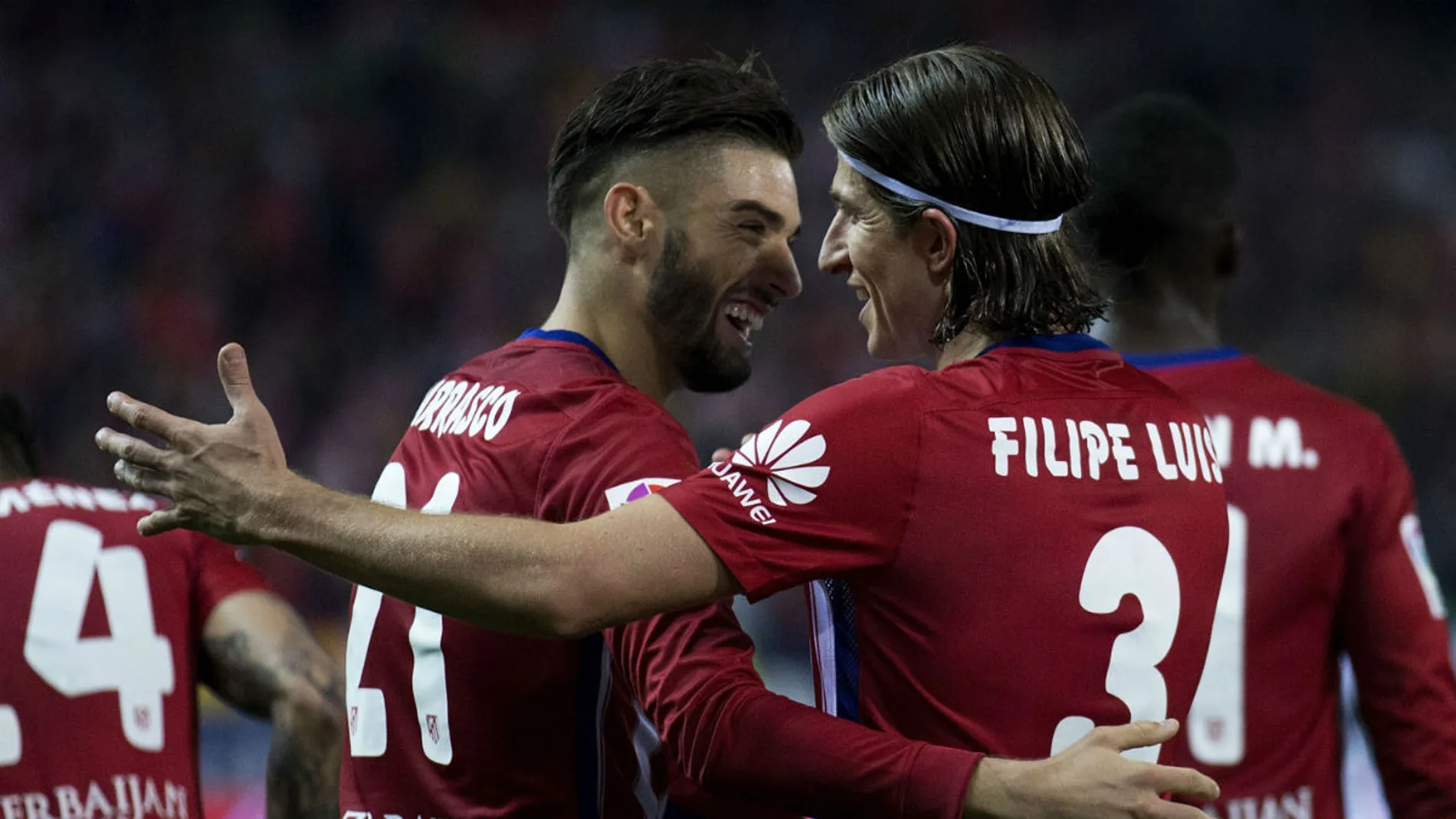 Carrasco y Filipe Luis celebran un gol ante el Valencia Carrasco y Filipe Luis celebran un gol ante el Valencia