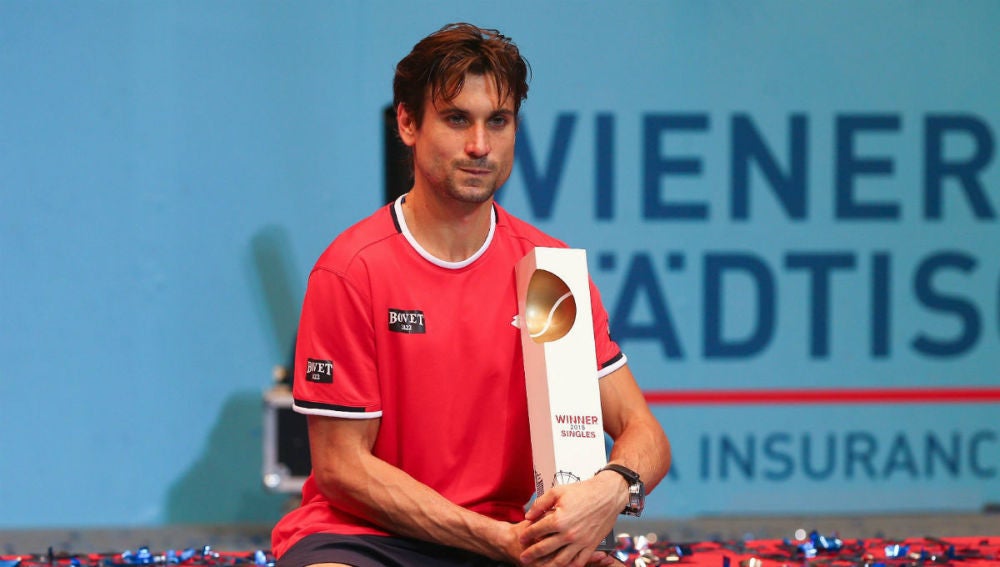 David Ferrer posa con el trofeo de Viena