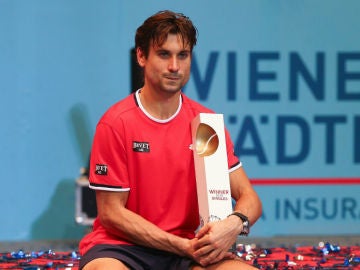 David Ferrer posa con el trofeo de Viena